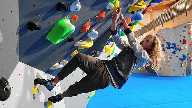 Julian Stanulla aus Hohenfels an der Wand des Boulderzentrums in der neuen Kletterhalle in Überlingen. Der 24-jährige hat vor drei ...