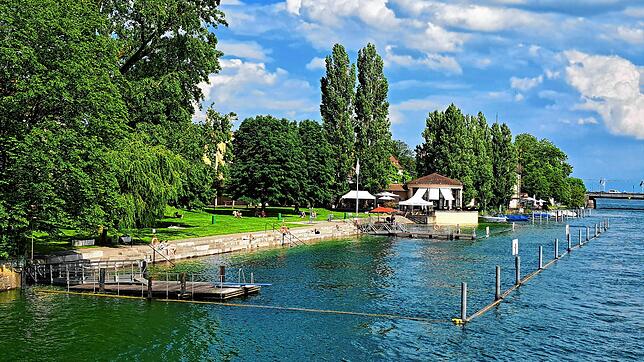 Das Gesundheitsamt empfiehlt in den städtischen Bädern, wie hier am Rheinstrandbad, nicht mehr ins Wasser zu gehen. Grund ist die ...