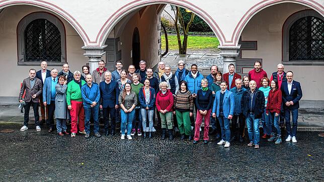 Sind ihre Nachfolger jünger? Vor der Wahl stellte sich der alte Gemeinderat nochmals zum Gruppenbild im Innenhof des Konstanzer ...