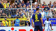 Christopher Antwi-Adjei (r, FC Schalke 04) steht bei einem Einwurf. Der Spieler gab an, dabei rassistisch beleidigt worden zu sein.