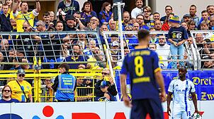 Christopher Antwi-Adjei (r, FC Schalke 04) steht bei einem Einwurf. Der Spieler gab an, dabei rassistisch beleidigt worden zu sein.