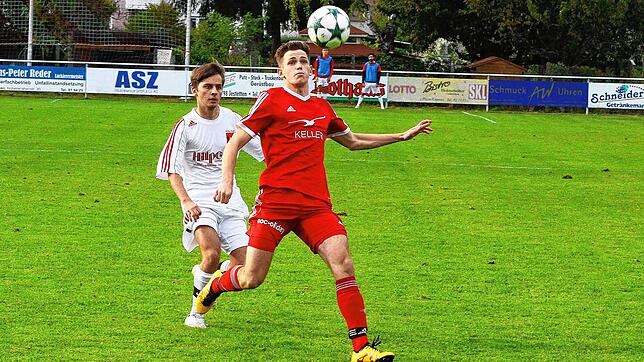 Heimatverbunden: Joni Hader (vorn, gegen Arber Islami) spielte bis 2017 für den SV Jestetten, ist heute beim FSV RW Stegen. Dennoch ...