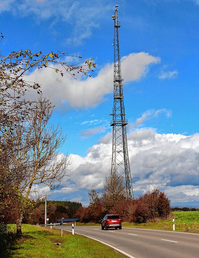 Dieser hohe Mobilfunkmast steht in der Nähe vom Hüttenbühl außerhalb der Ortsgrenze von Herdwangen. In Großschönach gibt es bislang ...