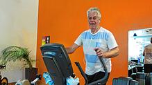 Da fließt der Schweiß: Jaroslav Maly hält sich in einem Villinger Fitness-Studio auf dem Crosstrainer fit.