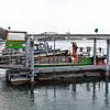 Das Schiff Seegeist, hier eine Aufnahme vom Konstanzer Seerhein, nimmt abgemähtes Seegras auf, um es an Land zu bringen.
