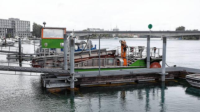 Das Schiff Seegeist, hier eine Aufnahme vom Konstanzer Seerhein, nimmt abgemähtes Seegras auf, um es an Land zu bringen.