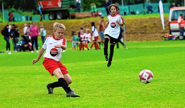Bild 24: Beim großen Fußballturnier der Radolfzeller Grundschüler zeigen die Nachwuchskicker ihr Talent