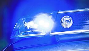 Ein Transporter-Fahrer streift den Gegenverkehr beim Überholen. Dennoch setzt er erneut an – und das geht schief.