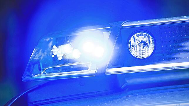 Ein Transporter-Fahrer streift den Gegenverkehr beim Überholen. Dennoch setzt er erneut an – und das geht schief.