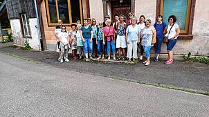 Mit dem Ortsvorsteher Klaus Müller (links) auf Ühlinger-Dorf-Tour begaben sich rund 20 Teilnehmerinnen am Ühlinger-Frauen-Freitag. Es ...