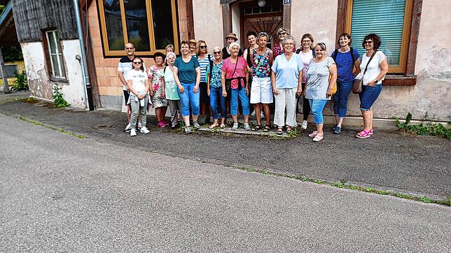 Mit dem Ortsvorsteher Klaus Müller (links) auf Ühlinger-Dorf-Tour begaben sich rund 20 Teilnehmerinnen am Ühlinger-Frauen-Freitag. Es ...