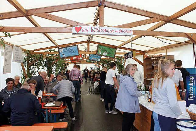 Bild 20: Beim Blumberger Straßenfest war die Stimmung trotz des Regenwetters gut