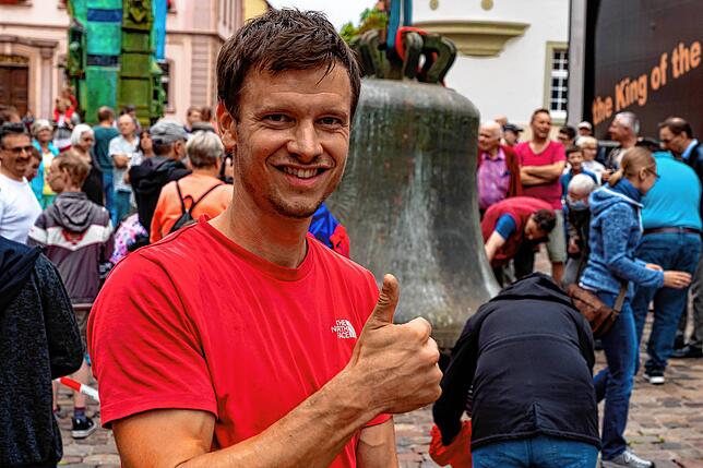 Koordinator Simon Westermann von der Firma Schneider Turmuhren und Glockentechnik aus Schonach ist glücklich, dass die 5,4 Tonnen ...