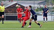 Mann des Tages: Fabian Draga aus der 2. Mannschaft, hier im Zweikampf mit Fabian Hager (rechts), traf für den FC Wallbach zum 1:0-Sieg ...