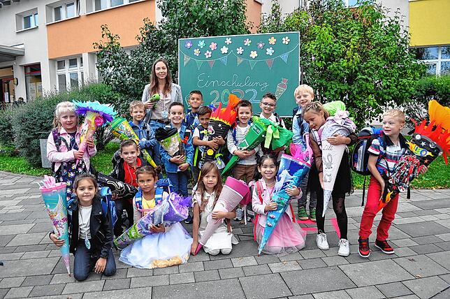 Die Klasse 1b der Grundschule Volkertshausen mit ihrer Klassenlehrerin Christina Dietrich bei ihrer Einschulungsfeier.