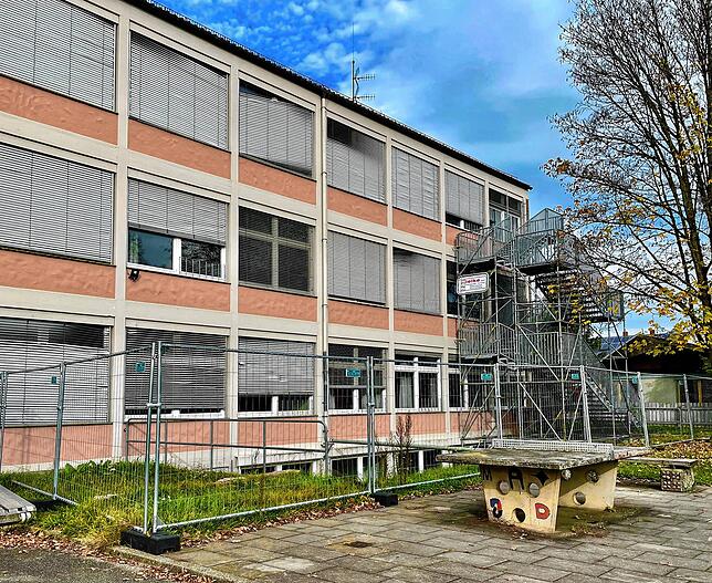 Die große Fluchttreppe ist an das Gebäude der Eichendorffschule angedockt. Der Brandschutz und die Haustechnik entsprechen noch nicht ...