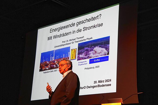 Michael Thorwart, Physik-Professor, bei seinem Vortrag.