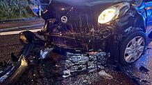 Ziemlich zusammengequetscht ist der Nissan nach dem Unfall im Schweizer Rheinfelden.