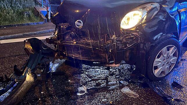 Ziemlich zusammengequetscht ist der Nissan nach dem Unfall im Schweizer Rheinfelden.
