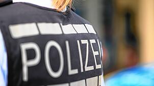 Die Polizei sucht gewalttätige Erpresser. (Symbolbild)