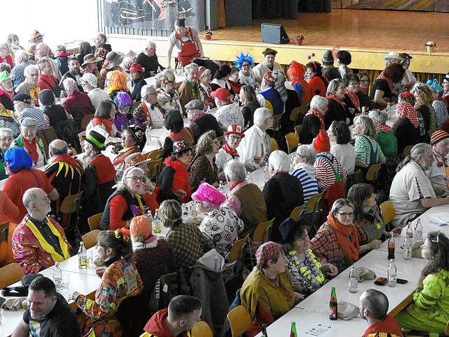 Die gefüllte Jestetter Gemeindehalle beim Mählsuppeässe. Die Sprützchante heizt mit Fasnachts-Hits ein.