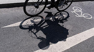 Ein Radler auf einem Radweg (Symbolbild). Wo soll die Strecke Hauenstein-Albbruck-Dogern künftig verlaufen?