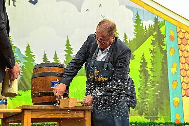 OB Jürgen Roth benötigte mehrere Schläge, um das Fass beim Richtfest anzustechen. Gespritzt hat es trotzdem nur ein bisschen.