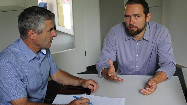 Der Geschäftsführende Schulleiter Timo Link (rechts) im Gespräch mit SÜDKURIER-Redaktionsleiter Benhard Lutz.