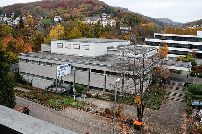 Oktober 2015: So hat die Stadthalle vor der Sanierung und Erweiterung ausgesehen. Am Hallenbadeingang hängt die große Werbeleuchttafel ...
