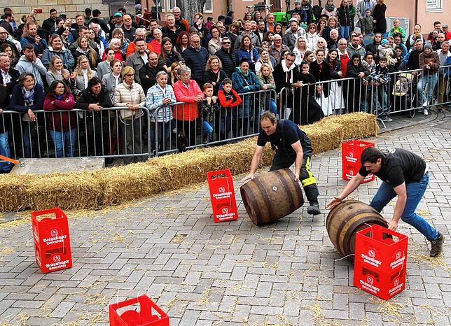 Kraft, Geschicklichkeit und Trinkfestigkeit werden beim Bierfassrollen verlangt, um die beste Zeit einzurollen. Immer wieder eine ...