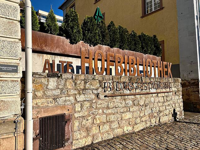 Internationaler Flair kehrt wieder in die Alte Hofbibliothek in die Haldenstraße zurück.