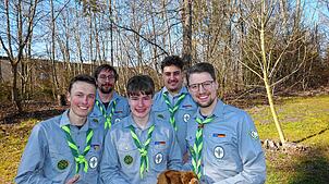 Mit Nathanael Bürk, Michael Huber, Benedict Jaeckel, Samuel Thürauf und Alexander Graf stehen fünf Pfadfindergruppenleiter bereit, um ...