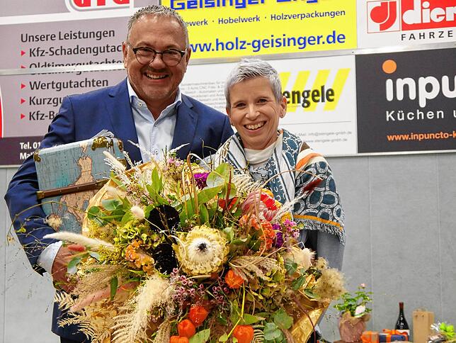Hinter jedem starken Bürgermeister steht eine starke Frau: Hans-Peter Lehmann und seine Frau Sabine auf der Bühne.