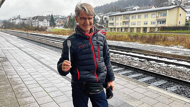 Ein Gabel ist eines der jüngsten Fundstücke am Bahnhof Tiengen: Obwohl bereits an diesem Tag der Platz gereinigt wurde, findet Andreas ...