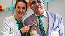 Dr. Anna-Maria Schneider hört den letzten Patienten des Radolfzeller Krankenhauses, Georg Becker, ab.