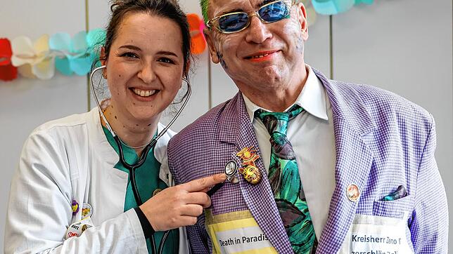Dr. Anna-Maria Schneider hört den letzten Patienten des Radolfzeller Krankenhauses, Georg Becker, ab.