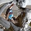 Bildhauer Peter Lenk beobachtet Ende Oktober 2020 die Aufstellung der Statue &bdquo;S 21. Das Denkmal &ndash; Chronik einer grotesken ...