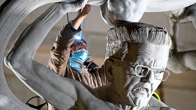 Bildhauer Peter Lenk beobachtet Ende Oktober 2020 die Aufstellung der Statue &bdquo;S 21. Das Denkmal &ndash; Chronik einer grotesken ...
