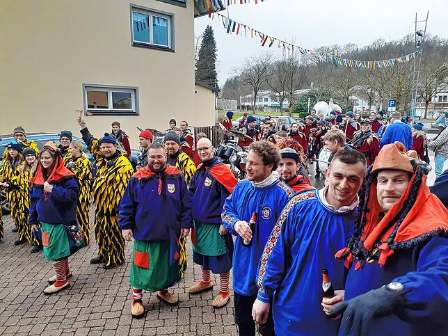 Gut an die 200 Narren versammelten sich vor dem Eingang des Rathauses, um die Festnahme des Gemeindeoberhaupts mitzuerleben.