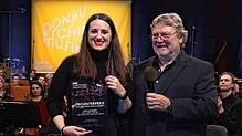 Die Komponistin Sara Glojnarić bekommt den SWR-Orchesterpreis vom Orchestervorstand überreicht.