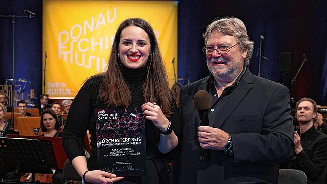 Die Komponistin Sara Glojnarić bekommt den SWR-Orchesterpreis vom Orchestervorstand überreicht.