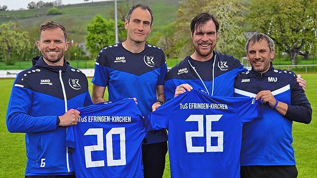 Es passt im Rebland: Sportchef Stefan Hilpüsch (links) freut sich, dass die Trainer Bernd Krebs und Daniel Slabi und Betreuer Christian ...
