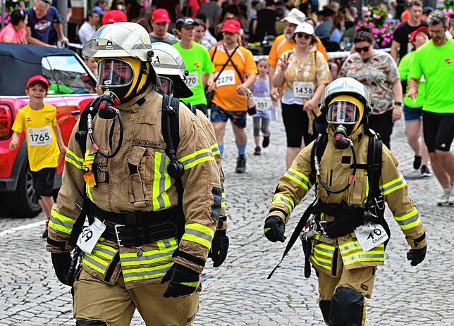 Manche legen beim Stadtlauf noch eine Schippe drauf – so wie die Atemschutzträger der Feuerwehr, die mit ihrer schweren Ausrüstung auf ...