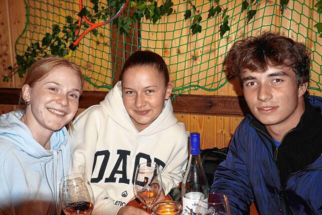 Bild 5: Gute Stimmung beim Auftakt des Weinfests in Bermatingen