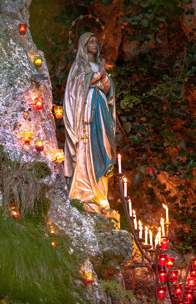 Die Marienstatue in der Lourdesgrotte im Beuroner Liebfrauental.