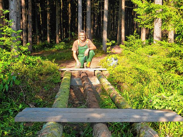 Manchmal geht auch im Bikepark etwas kaputt: Wilfriede Hepting erneuert eine Brücke, die nicht mehr sicher war.