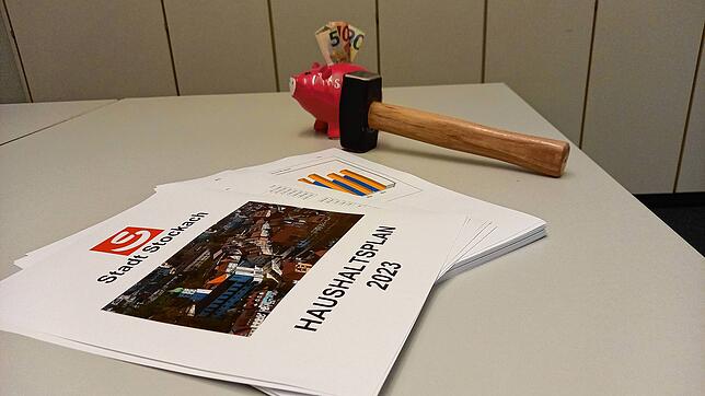Der Haushaltsplan 2023 ist eine große Herausforderung. Um das Millionen-Defizit auszugleichen, muss die Stadt an ihr Erspartes.