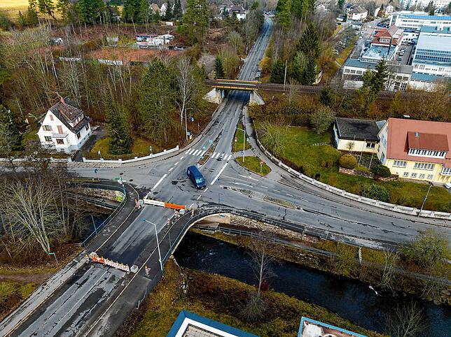 Hier sieht man die Kreuzung Peterzeller Straße und Sebastian-Kneipp-Straße aus der Luft im Februar, hier war die Brücke ganz gesperrt, ...