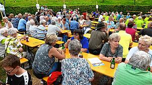 Nicht nur Bürger aus Tennenbronn genießen den musikalischen Ferienauftakt im Wiesenbauern-Dobel. Das Fest genießt einen überaus guten ...