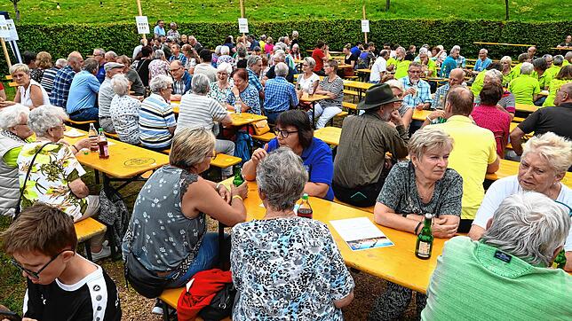 Nicht nur Bürger aus Tennenbronn genießen den musikalischen Ferienauftakt im Wiesenbauern-Dobel. Das Fest genießt einen überaus guten ...